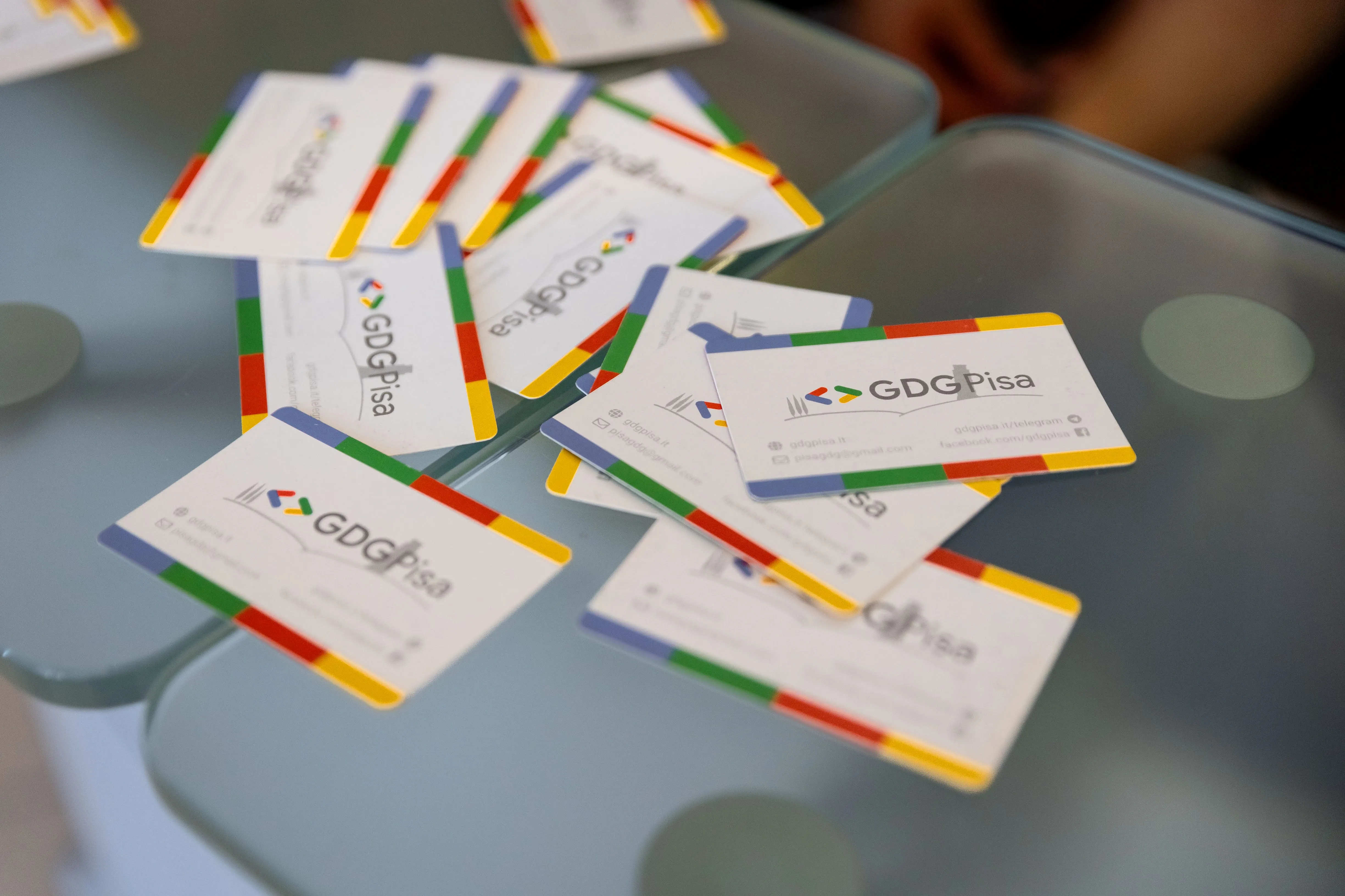 Biglietti da visita di GDG Pisa sparsi su un tavolo